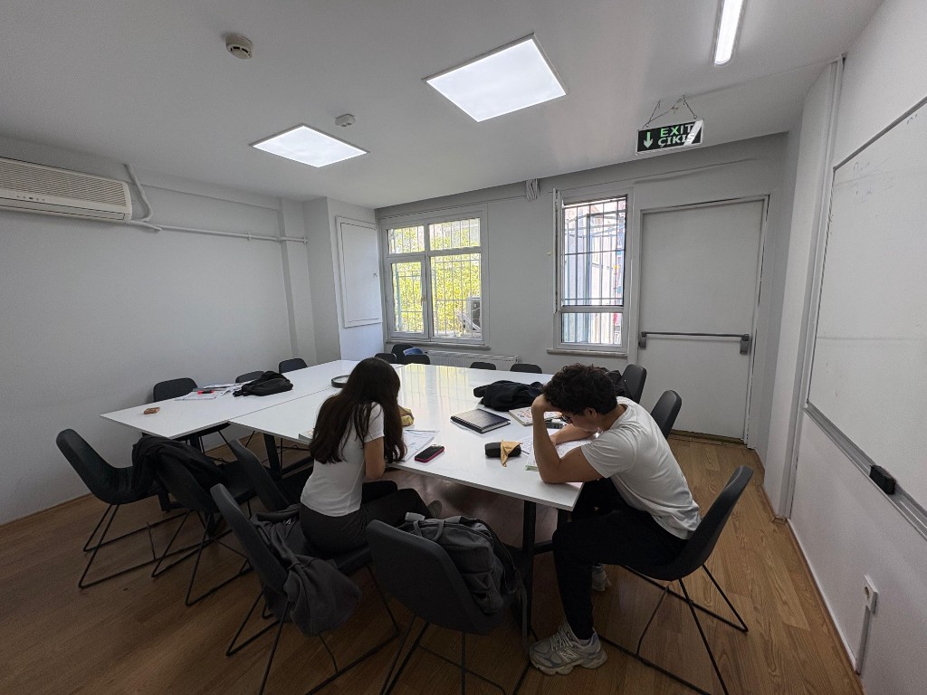 Boğaziçi Akademi Beşiktaş — derslik ve çalışma ortamı
