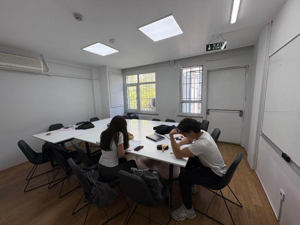 Boğaziçi Akademi Beşiktaş — derslik ve çalışma ortamı