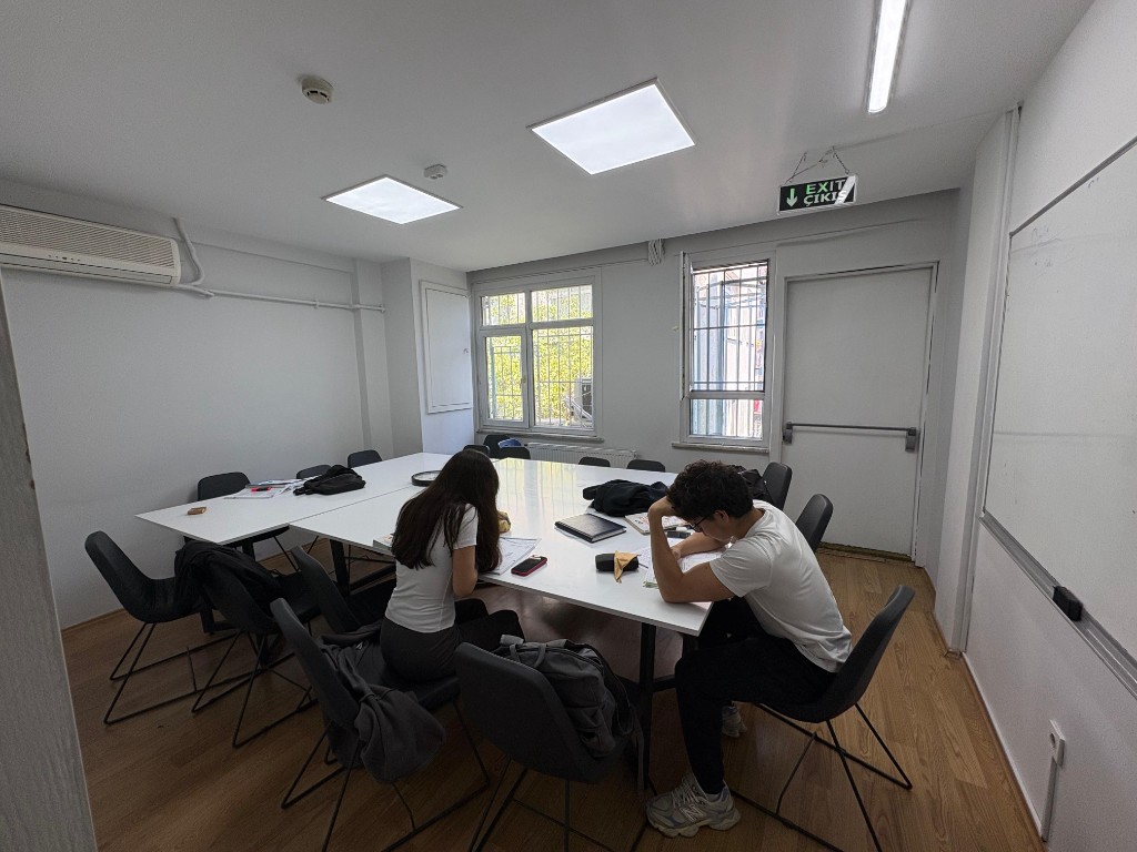 Boğaziçi Akademi Beşiktaş — derslik ve çalışma ortamı