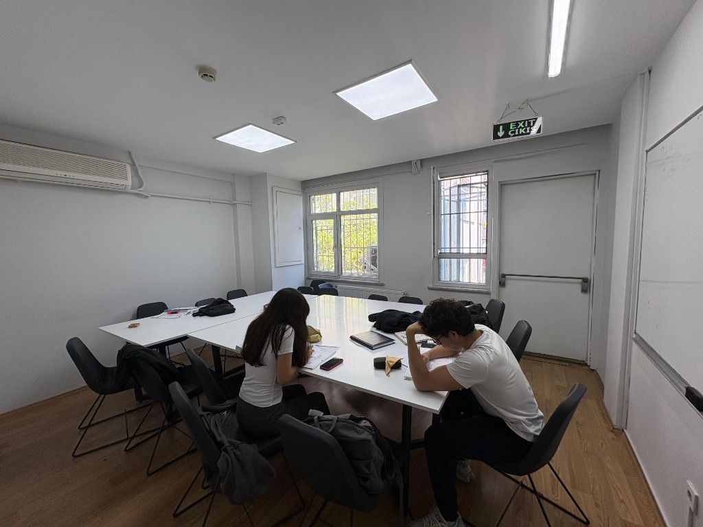 Boğaziçi Akademi Beşiktaş — derslik ve çalışma ortamı