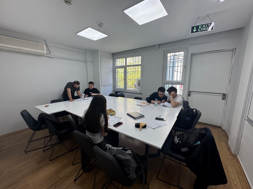 Boğaziçi Akademi Beşiktaş — derslik ve çalışma ortamı